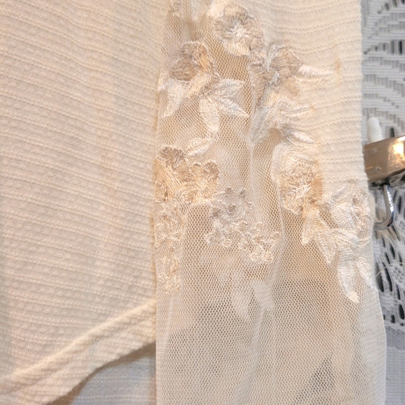 Free People Womens Sz M Sheer White w/ Beautiful Floral Embroidery - Picture 4 of 11